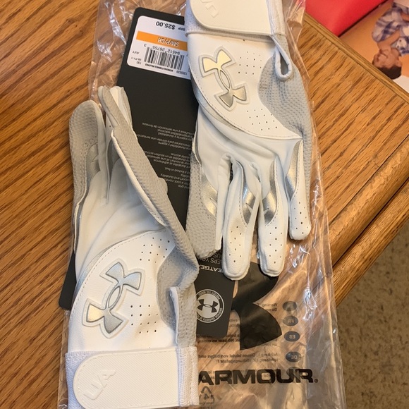 Brand new: Women's UA Radar Batting Gloves- size small - Picture 3 of 4